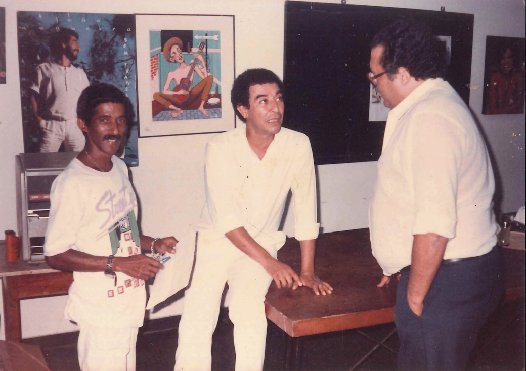 Na imagem

Maestro Licinho, João Nogueira e Carlos Autregesilo de
Athayde em Sala de Reunião na Sede do Clube do Samba - Sede Barra